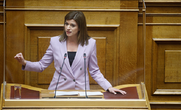 Γυναίκα πολιτικός μιλάει στη Βουλή για την εγκατάλειψη και απαξίωση του Ν.Σ. Σταθμού Θεσσαλονίκης.