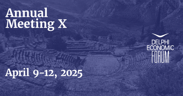 Ετήσια Συνάντηση X του Delphi Economic Forum, Απρίλιος 9-12, 2025, με φόντο αρχαίο θέατρο.