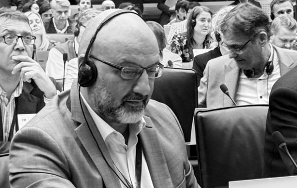 Ο Σάκης Αρναούτογλου με ακουστικά μιλάει για το ψηφιακό μονοπώλιο και τα έργα του Ταμείου Ανάκαμψης.