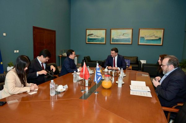 Ο Β. Κικίλιας συζητά με εκπροσώπους για τη βελτίωση της καθημερινότητας των επιβατών στο λιμάνι του Πειραιά.