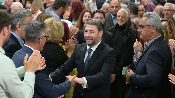 Ο Νίκος Ανδρουλάκης χαιρετάει κόσμο, δείχνοντας έναν άλλο δρόμο για τον ελληνικό λαό.