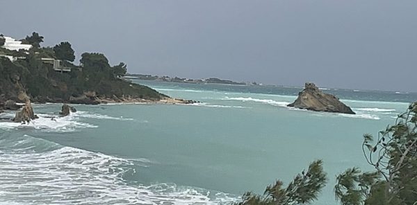 Ο Μακρύς Γιαλός στην Κεφαλονιά με πολλά μποφόρ περιγράφει την άγρια ομορφιά του Ιονίου Πελάγους.