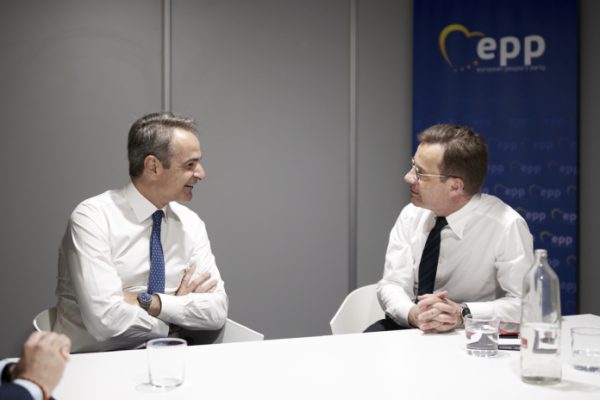 Ο Κυριάκος Μητσοτάκης συνομιλεί με τον Σουηδό Ulf Kristersson στο περιθώριο του συνεδρίου του ΕΛΚ.