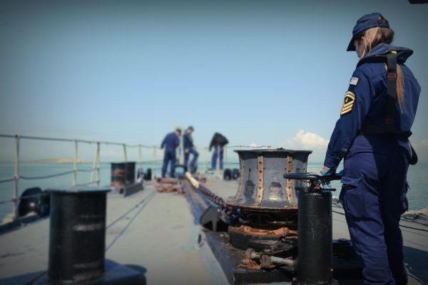 Σπουδαστές της ΣΜΥΝ σε πλοίο, με φόντο τη θάλασσα και τον ουρανό, δείχνουν την παρουσία τους.