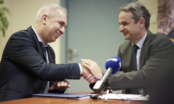 Ο Πρωθυπουργός Κυριάκος Μητσοτάκης και ο Πρόεδρος της Ομοσπονδίας Κωφών Ελλάδος ανταλλάσσουν χειραψία για το επίδομα κώφωσης.