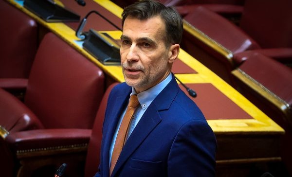 Ο Μιχάλης Χουρδάκης μιλάει για την «ανάπλαση» της ΔΕΘ μέσα στο ελληνικό κοινοβούλιο.