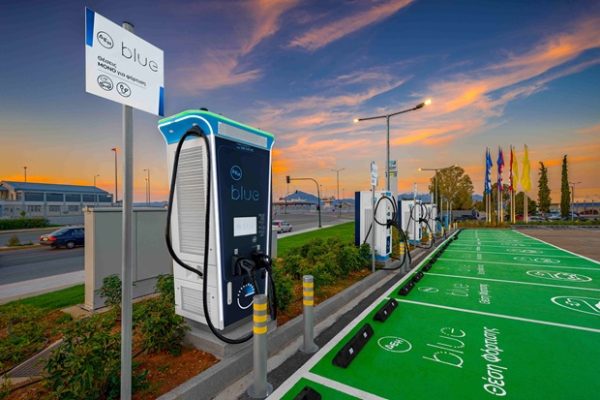 Το ΔΕΗ blue Hub φόρτισης στην Πάτρα, το πιο ισχυρό της Ελλάδας, με συνολική ισχύ 1,2 MW.