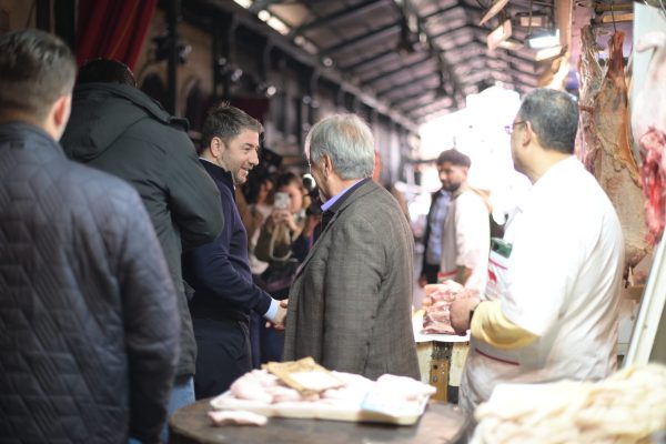 Ο Νίκος Ανδρουλάκης συνομιλεί με πολίτες σε αγορά, σχολιάζοντας το ακριβό πασχαλινό τραπέζι.
