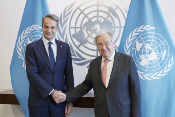 Ο Κυριάκος Μητσοτάκης και ο António Guterres ανταλλάσσουν χειραψία κατά τη συνάντησή τους στα Ηνωμένα Έθνη.
