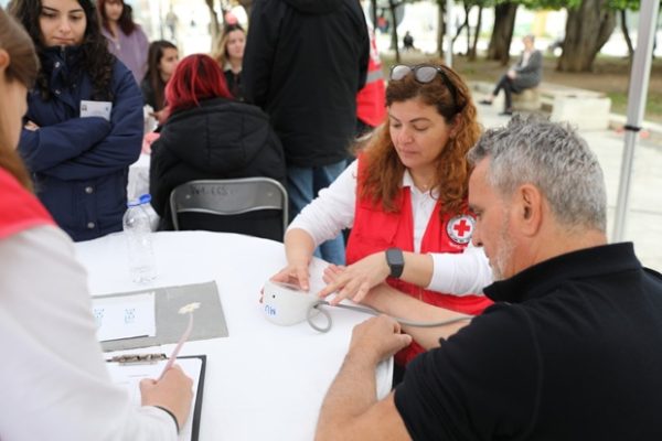 Εθελόντρια του Ελληνικού Ερυθρού Σταυρού μετράει την πίεση πολίτη σε δράση Ενημέρωσης και Ευαισθητοποίησης για την Υπέρταση.