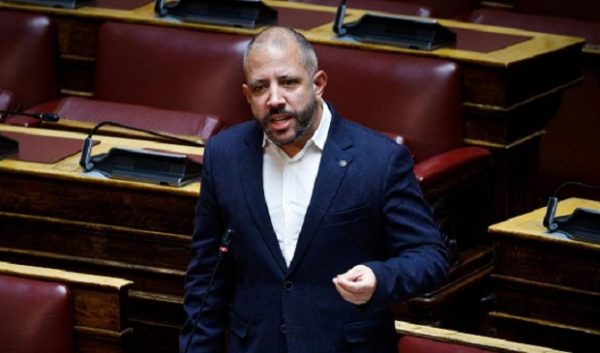 Ο Αλ. Μεϊκόπουλος μιλάει στη Βουλή για τα αίτια και τους υπεύθυνους της ρύπανσης στον Παγασητικό.