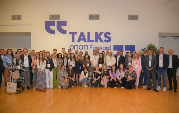 Ομάδα συμμετεχόντων στην εκδήλωση για την επιχειρηματικότητα και την καινοτομία του ΟΠΑΠ Forward TALKS.