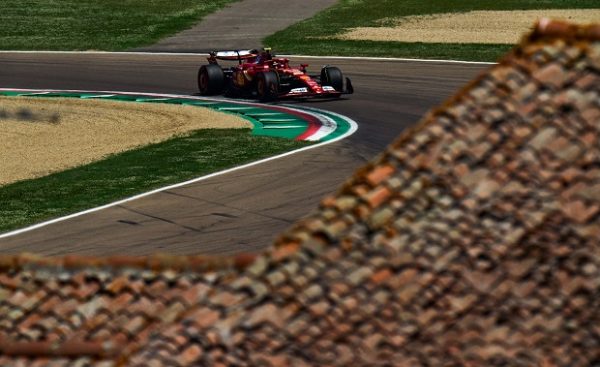 Ένα μονοθέσιο της FORMULA 1 αγωνίζεται στην πίστα της Ίμολα, λίγο πριν την έναρξη του 7ου Grand Prix.