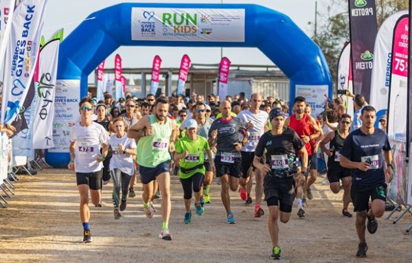 Δρομείς ξεκινούν τον αγώνα "Τρέχει για τα Παιδιά" της PepsiCo Hellas για τη στήριξη παιδιών με αναπηρία.