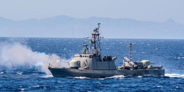Ένα πολεμικό πλοίο εκτοξεύει καπνό κατά την απόσυρση τεσσάρων πολεμικών πλοίων από την υπηρεσία.