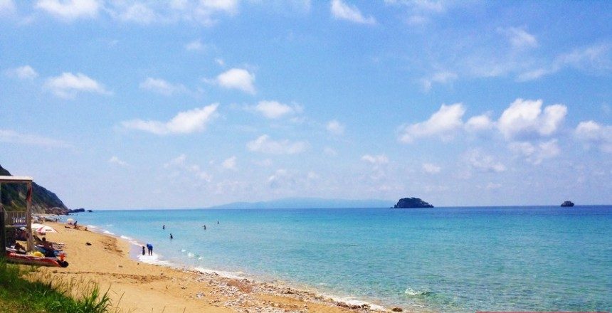 Γαλάζιες σημαίες: Η Ελλάδα δεύτερη στον κόσμο με 623 βραβευμένες ακτές – Δείτε ποιές είναι οι παραλίες