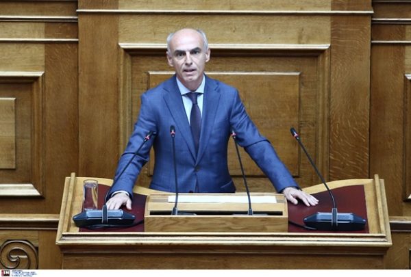 Ο Γ. Γαβρήλος μιλάει στη Βουλή κατά των συγχωνεύσεων Δημοσίων Υπηρεσιών και του σχεδίου κατάργησης των ΔΟΥ.