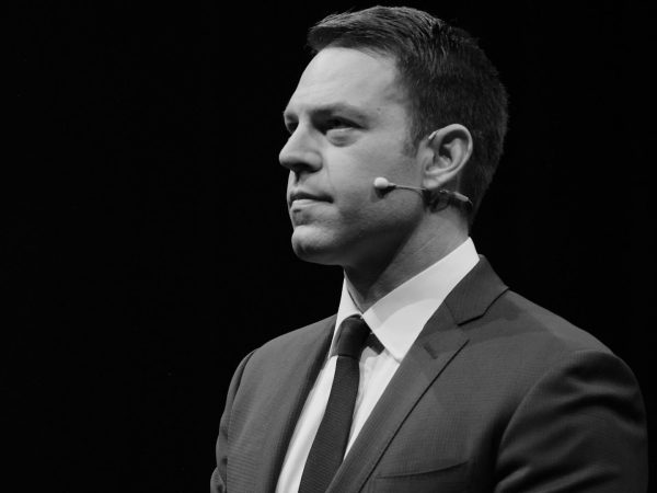 Ο Σπύρος Δανέλλης με κοστούμι και γραβάτα, σε μια ομιλία του για το Κίνημα Δημοκρατίας και την Πλεύση Ελευθερίας.
