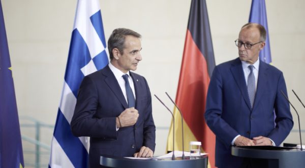 Ο Κυρ. Μητσοτάκης και ο Όλαφ Σολτς συζητούν για τις μεταρρυθμίσεις που θα καταστήσουν την Ελλάδα ελκυστικό προορισμό για γερμανικές επενδύσεις.