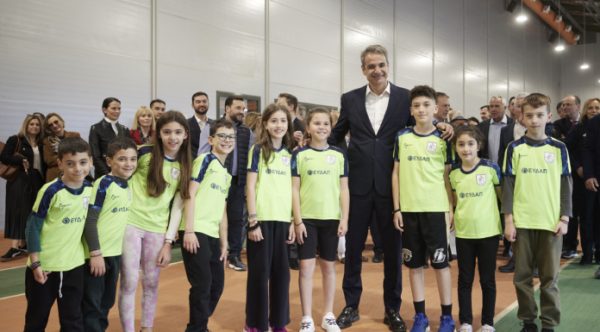 Ο Κυρ. Μητσοτάκης με παιδιά αθλητές, υπογραμμίζοντας την επένδυση σε αθλητικές υποδομές και παρεμβάσεις σε όλη τη χώρα.