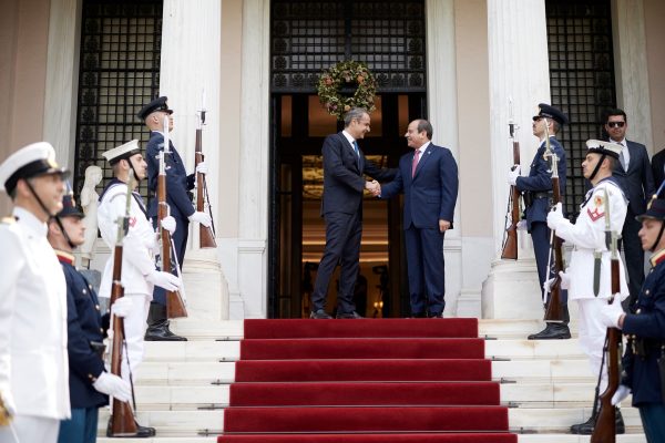 Ο Κ. Μητσοτάκης και ο Αλ Σίσι διαπραγματεύονται τη διακήρυξη της εταιρικής στρατηγικής σχέσης Ελλάδας-Αιγύπτου.