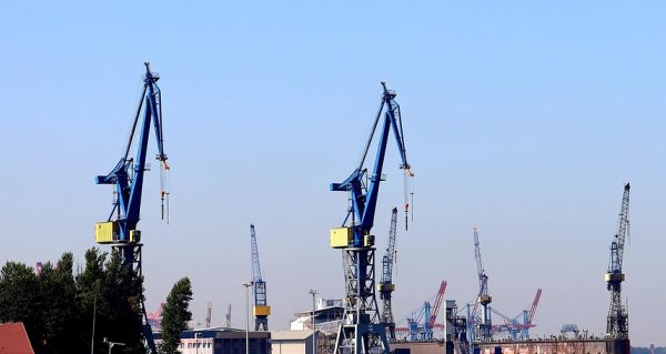 Γιγάντιοι γερανοί στα Ναυπηγεία Ελευσίνας, όπου η λειτουργία τους τίθεται υπό αμφισβήτηση λόγω φορολογικών και ασφαλιστικών θεμάτων.