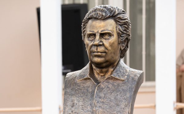 Προτομή του Μίκη Θεοδωράκη στην Κεφαλονιά, τιμώντας τη μνήμη του σπουδαίου συνθέτη.