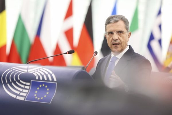 Ο Γεώργιος Αυτιάς μιλάει στην Κομισιόν για τη στέγη και τη στήριξη σε κράτη και πόλεις με διπλάσια κονδύλια.