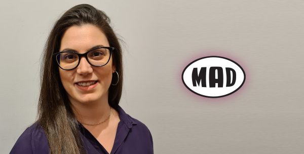 Η Μελανθία Τσώρακα αναλαμβάνει τη θέση Head of Marketing and Communications του MAD, με το λογότυπο του MAD στο φόντο.