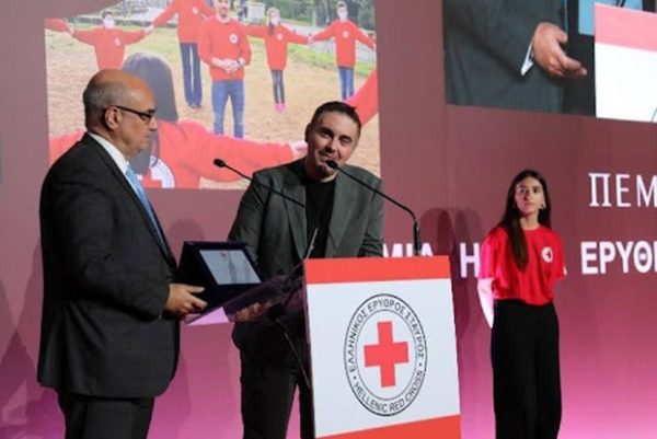 Ο Μιχάλης Χατζηγιάννης και ο Ελληνικός Ερυθρός Σταυρός συνεργάζονται για την ενδυνάμωση του εθελοντισμού στην Ελλάδα.