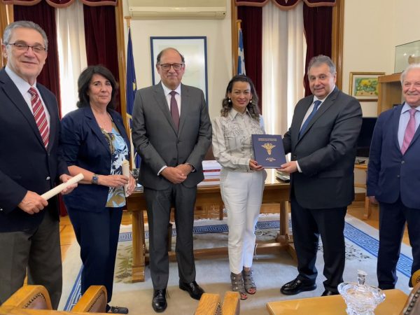 Ο Μεξικανός Πρέσβης με συνεργάτες κατά την επίσκεψη στο Ε.Β.Ε.Π. για συζητήσεις συνεργασίας.