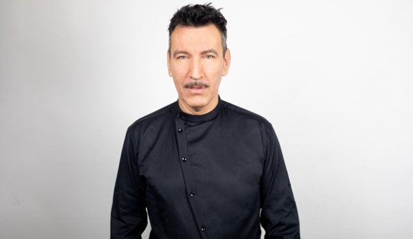 Ο Δημήτρης Αϊβαλιώτης ποζάρει για το νέο του τραγούδι "Όπου Και Να ‘Σαι" με μαύρο πουκάμισο.