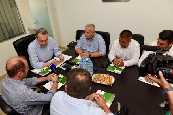Σωκράτης Φάμελλος συζητά με συνεργάτες για συνεταιρισμούς και τον ΟΠΕΚΕΠΕ σε συνάντηση με δημοσιογράφους.