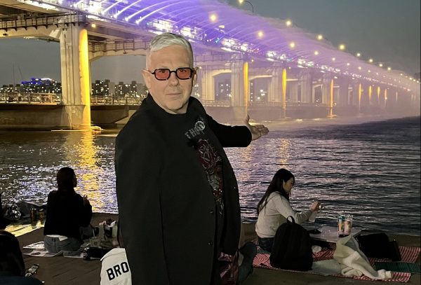 Ο Τάσος Δούσης και οι «ΕΙΚΟΝΕΣ» απολαμβάνουν τη νυχτερινή Σεούλ με φόντο τη φωτισμένη γέφυρα.