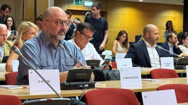 Σάκης Αρναούτογλου στο Λισαβόνα συζητά για την κοινωνική συνοχή, τη στέγαση και τη φωνή των νέων στην Ευρώπη.