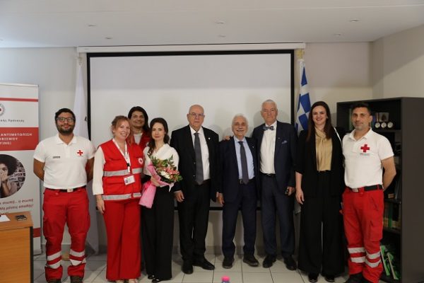 Ομάδα του Ελληνικού Ερυθρού Σταυρού και εκπρόσωποι από τη Βουλγαρία σε εκδήλωση υπογραφής μνημονίου συνεργασίας.