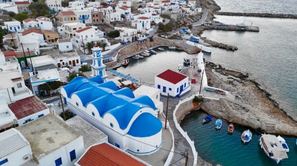 Εναέρια άποψη του λιμανιού και των παραδοσιακών σπιτιών στην Κάσο, με την εκκλησία να δεσπόζει.