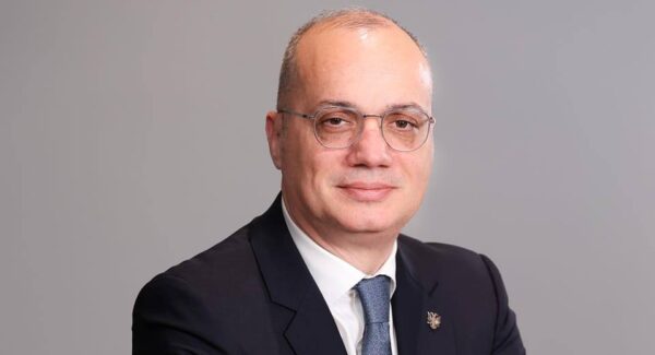Ο υπουργός Επικρατείας, Μάκης Βορίδης, συνεχίζει το δούλεμα κανονικά με επίσημο κοστούμι και γραβάτα.