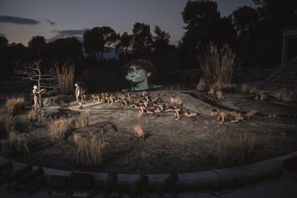 Σκηνή από την παράσταση «Ιππόλυτος του Ευριπίδη» στο Φεστιβάλ Αθηνών Επιδαύρου 2025 με χορηγό την Πειραιώς.