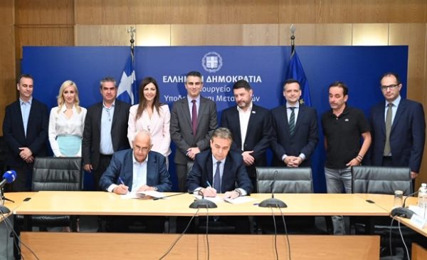 Ο Νίκος Χαρδαλιάς και άλλοι παρευρισκόμενοι υπογράφουν συμφωνία για τη θωράκιση των σχολείων της Αττικής.