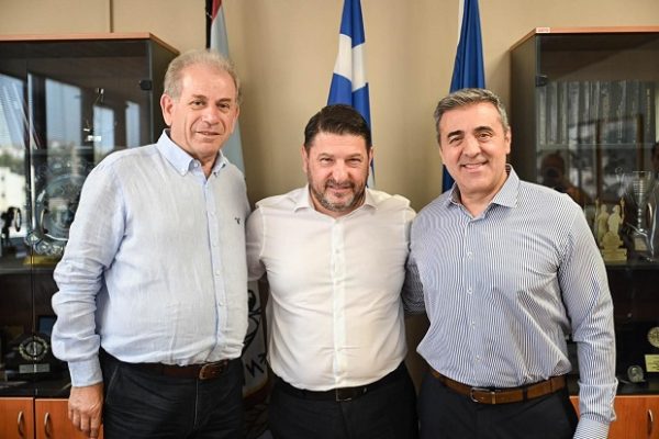 Ο Νίκος Χαρδαλιάς με συνεργάτες του στο Αιγάλεω, τονίζοντας την παρουσία της Περιφέρειας Αττικής με έργα ουσίας.