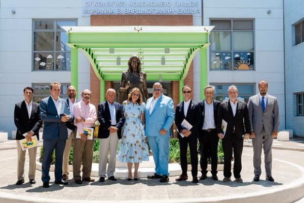 Ομάδα του Hellenic Initiative στέκεται μπροστά από το νοσοκομείο Παίδων «Μαριάννα Β. Βαρδινογιάννη – Ελπίδα».