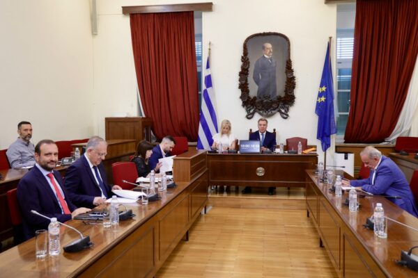Ο Τάκης Θεοδωρικάκος σε συνάντηση για τον νέο Αναπτυξιακό Νόμο που προκηρύσσεται με επιδοτήσεις και φοροαπαλλαγές για επενδύσεις.