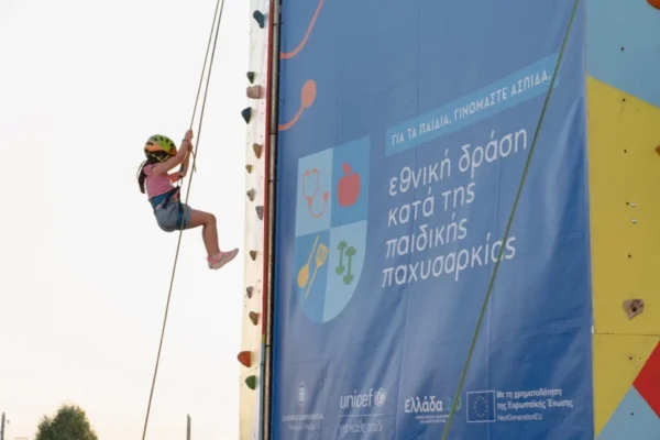 Κορίτσι κάνει αναρρίχηση σε τοίχο στο Ελληνικό, στο πλαίσιο της «Μεγάλης Γιορτής για Άσκηση και Διατροφή».