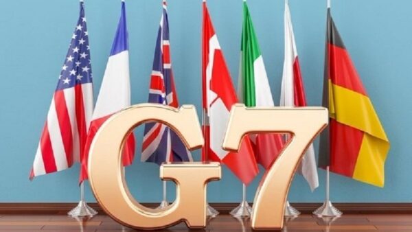 Οι σημαίες των χωρών της G7 και το χρυσό λογότυπο της G7, που αναφέρονται στην υποστήριξη του Ισραήλ και την πηγή αστάθειας του Ιράν.