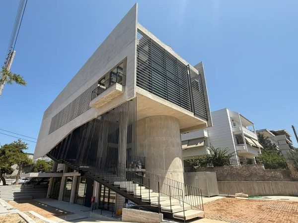 Το Κέντρο Μουσικής και Πολιτισμού στη Γλυφάδα με τη μοντέρνα αρχιτεκτονική του, έτοιμο να ανοίξει τις πύλες του.