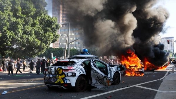 Αστυνομικό όχημα καπνίζει και φλέγεται στο Λος Άντζελες κατά τη διάρκεια διαδηλώσεων κατά των συλλήψεων μεταναστών.