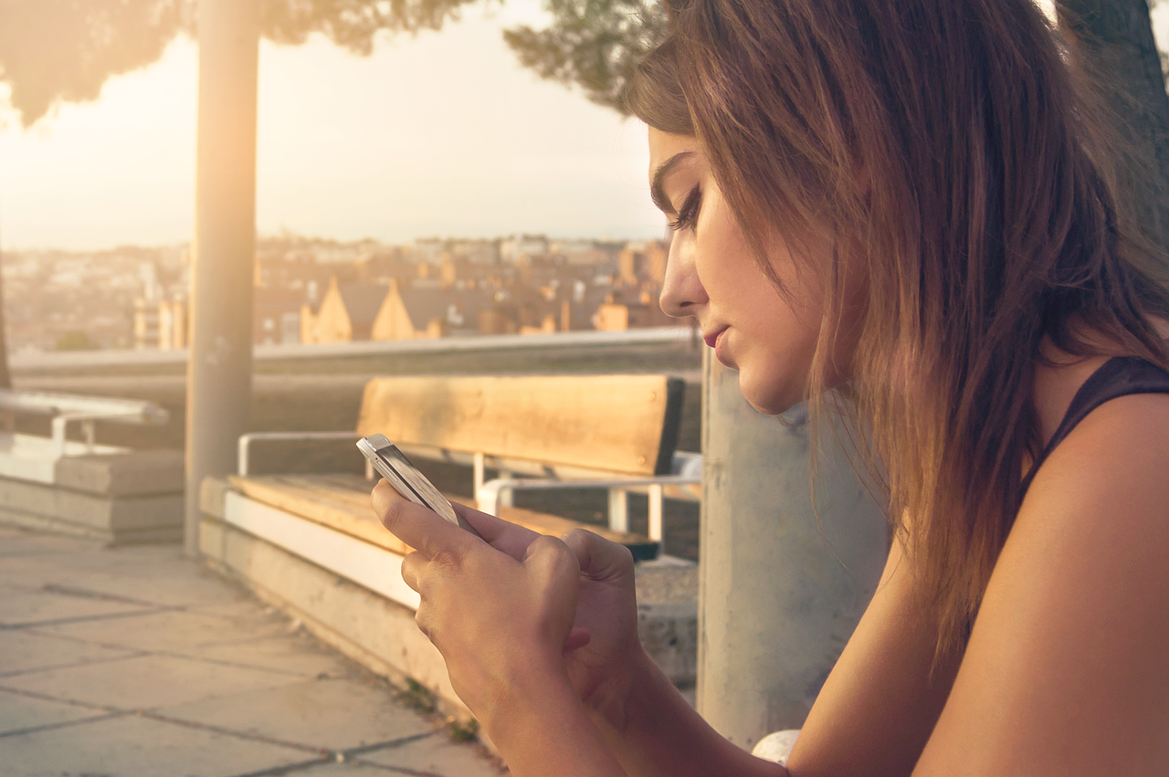Η υπερβολική χρήση smartphones, υπεύθυνη για την εμφάνιση αυχενικού συνδρόμου