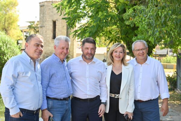 Ο Νίκος Χαρδαλιάς με συνεργάτες του στην Παλλήνη, τονίζοντας την επένδυση σε έργα ουσίας για τις τοπικές κοινωνίες.