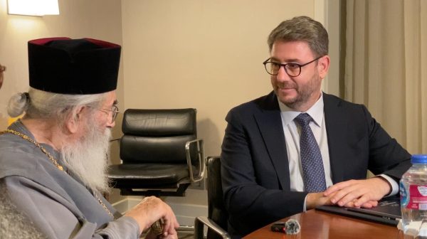 Ο Νίκος Ανδρουλάκης συζητά για τη θρησκευτική ελευθερία και το ιδιοκτησιακό καθεστώς της Μονής Αγίας Αικατερίνης.